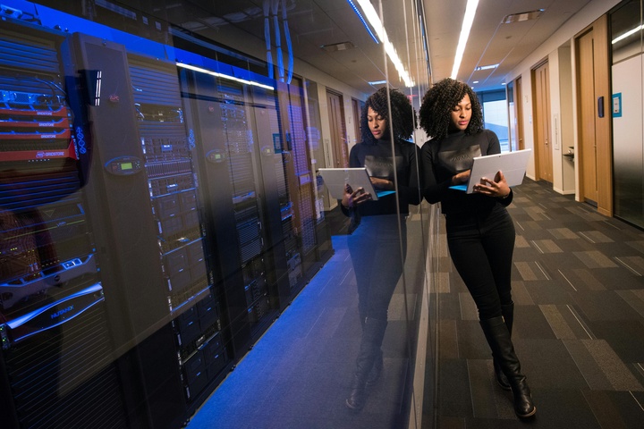 computer-woman-data-center